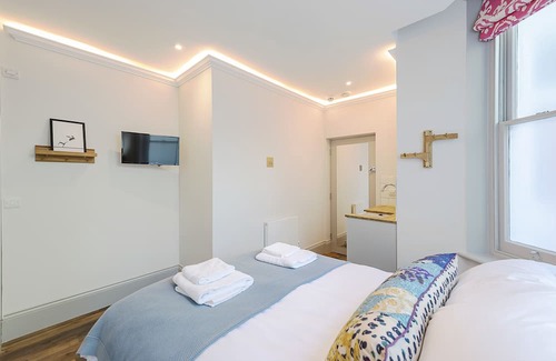 Campden Apartment | Small Kensington Studio, 5 mins to Kensington Palace & 10 mins to Portobello Rd
