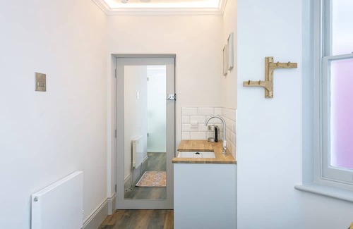 Campden Apartment | Small Kensington Studio, 5 mins to Kensington Palace & 10 mins to Portobello Rd