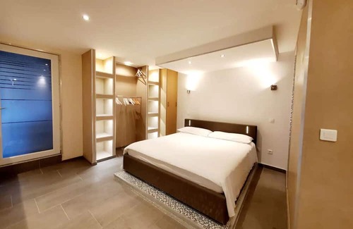 Publier Apartment | Holiday Apartment "Grand Standing Les Pieds Dans L'Eau" with Lake View, Private Terrace & Wi-Fi