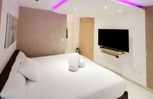 Publier Apartment | Holiday Apartment "Grand Standing Les Pieds Dans L'Eau" with Lake View, Private Terrace & Wi-Fi