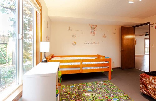 West Linn House | 2,300 sqft Spacious 2-bedroom house Kids Friendly in West Linn