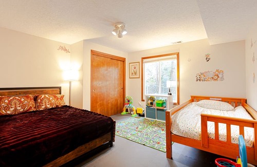 West Linn House | 2,300 sqft Spacious 2-bedroom house Kids Friendly in West Linn