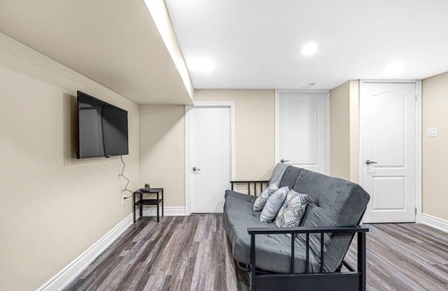 Beasley House | Chic 2Bed Gem-Prime Location to DT/Hospital/TiCats