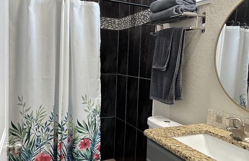 Englewood East House | Tropical 3 bedroom10 min to Englewood beach