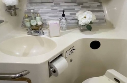 Aventura Boat Rental | Charming boat with 2 bedrooms and WiFi, AC in pleasant Miami