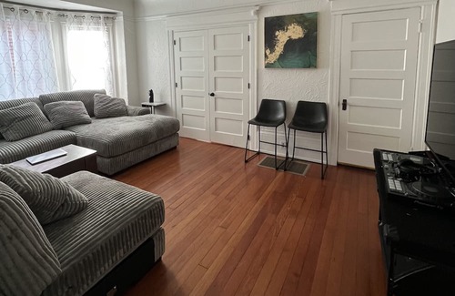 South Berkeley House | Beautifully Landscaped Furnished Convenient Berkeley Home
