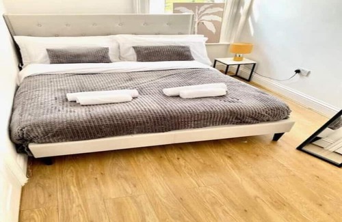 Bow West Apartment | Mile End - 1 Bedroom Apartment, Sleeps Upto- 2, 3 Min Walk to Mile End Station