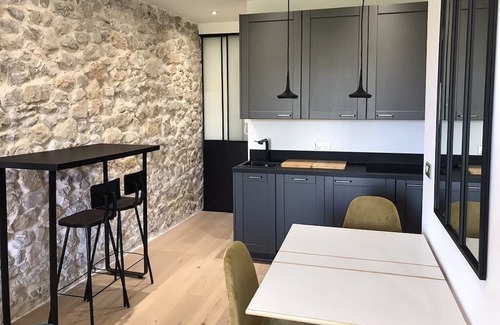 Antibes City Centre Apartment | Beautiful 2 bed in Old Antibes, close to beaches, restaurants, cafes and shops