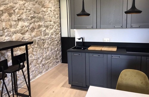 Antibes City Centre Apartment | Beautiful 2 bed in Old Antibes, close to beaches, restaurants, cafes and shops