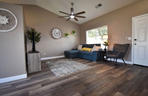 Porterville House | Serene 2 BR Cottage W/ SPA / Game Room / Office