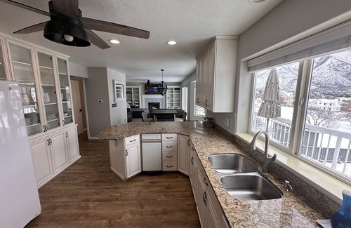 Alpine House | Stunning mountain and valley views this Alpine home is conveniently located.