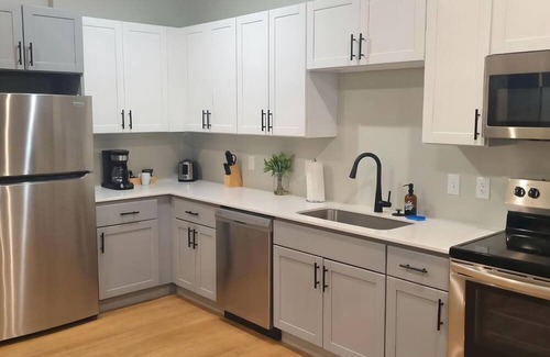 Cleveland House | New Cozy Luxury Upscale 1BR Suite: In-House Coffee, Market Access & Gym 24/7