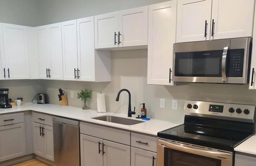 Cleveland House | New Cozy Luxury Upscale 1BR Suite: In-House Coffee, Market Access & Gym 24/7