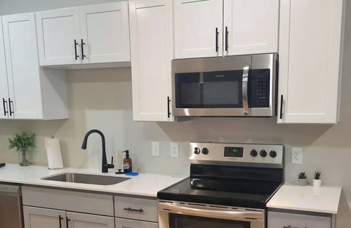 Cleveland House | New Cozy Luxury Upscale 1BR Suite: In-House Coffee, Market Access & Gym 24/7