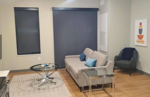 Cleveland House | New Cozy Luxury Upscale 1BR Suite: In-House Coffee, Market Access & Gym 24/7