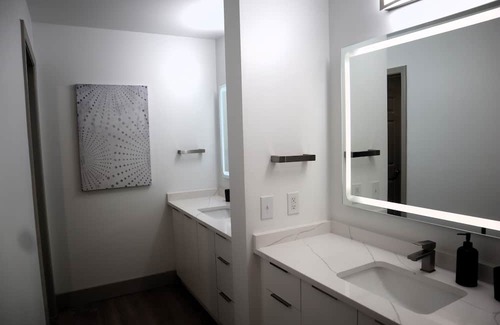 Third Ward Apartment | Spacious and Modern 4 Bedroom Uptown Charlotte. Walk to Bank of America Stadium!