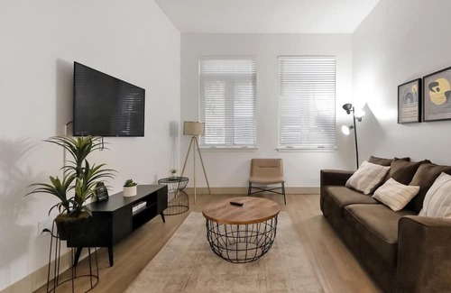 Third Ward Apartment | Spacious and Modern 4 Bedroom Uptown Charlotte. Walk to Bank of America Stadium!