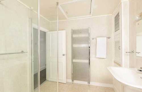 East Finchley Apartment | Skyvillion - Cozy 2 Bed Cottage In East Finchley