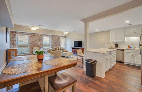 Statesboro Apartment | Downtown Loft - Above Bull Barrel Close to Georgia Southern
