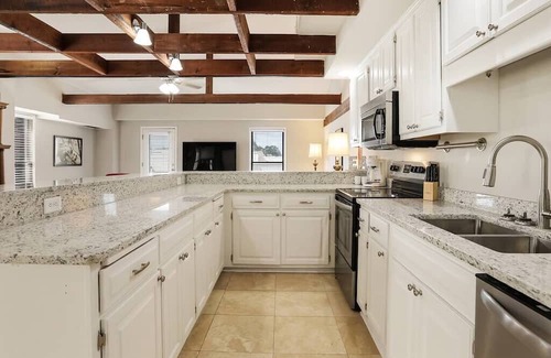 Statesboro Apartment | Penthouse Loft- Balcony Over Downtown Statesboro