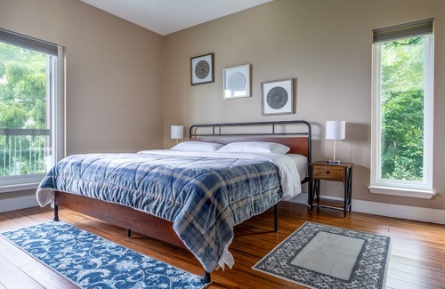 Pittsburgh Apartment | Unmatched City View! King Bed, 2BR Apt. Free Parking!
