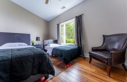Pittsburgh Apartment | Unmatched City View! King Bed, 2BR Apt. Free Parking!