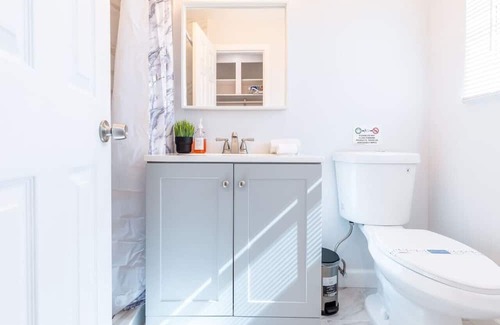 Coral Ridge Apartment | 5 min to BEACH walk to restaurant, bars, mall, etc