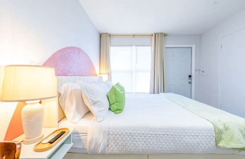 Coral Ridge Apartment | 5 min to BEACH walk to restaurant, bars, mall, etc