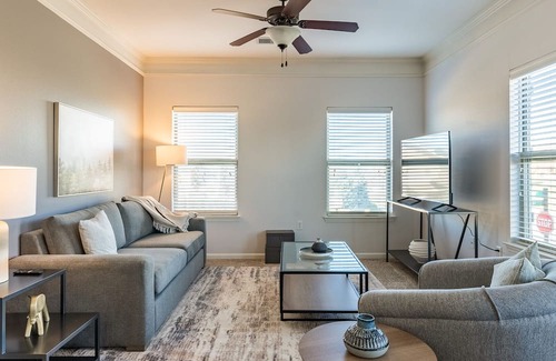 Overland Park Apartment | Modern Apartment in Prime Location (ID3816X03)