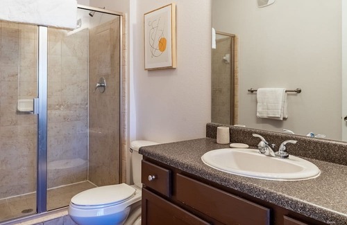 Overland Park Apartment | Modern Apartment in Prime Location (ID3816X03)