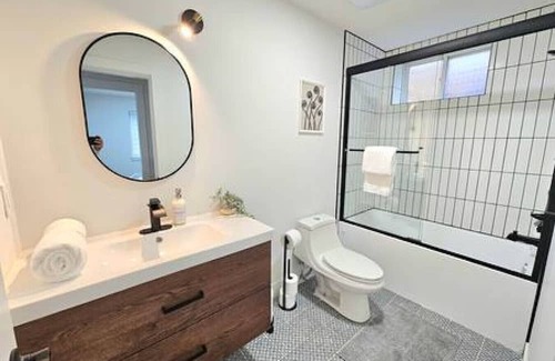 Fleetwood House | Modern Cloverdale Suite