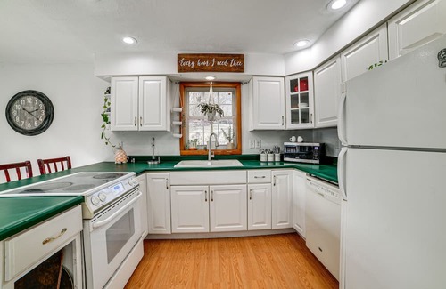 Spencer House | Spencer Getaway w/Deck < 1 Mi to Hiking!