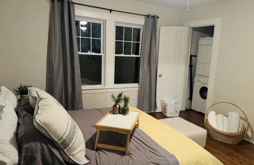 Elmhurst House | New! Affordable Elmhurst Home minutes from Airport