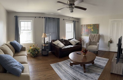 Elmhurst House | New! Affordable Elmhurst Home minutes from Airport