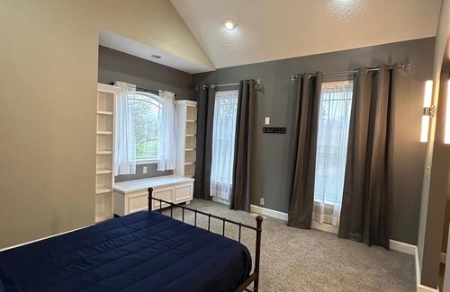 Jefferson House | Spacious estate comfortable for a dozen guests on 10 acres in Jefferson NC.