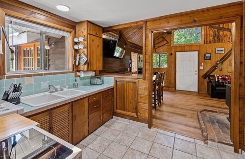 Cle Elum Cabin | Hot Tub and Private Cabin in Mountains of Cle Elum
