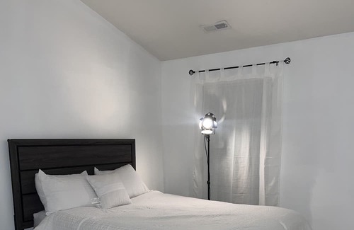 Rossville House | Beautiful room tailored to travel nurses in nearby Batlimore hospitals!