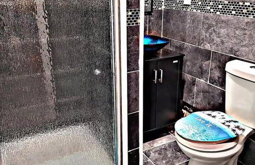 North Philadelphia Apartment | Philadelphia’s Kickback 2 Kingbed/ Studio Apt