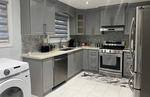 Malton House | 3 Bed Room2 full Wash Room entire Apt, 5 km to Pearson Airport, Sleeps up to 7,