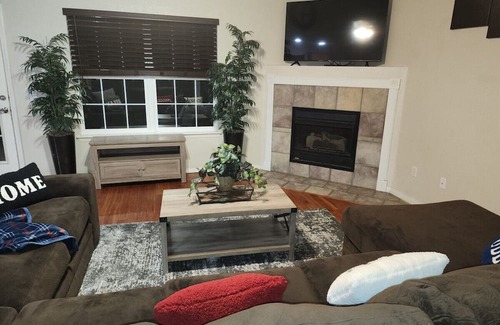 Lowell House | Cozy home with Pool in central NWA