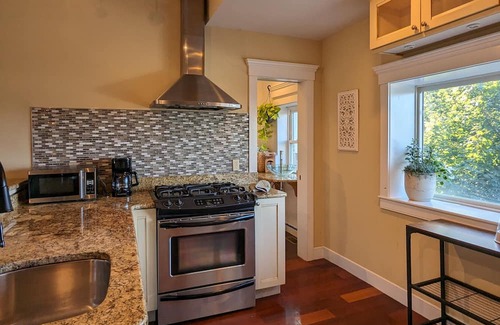 Jeffries Point Condo | Harborview House - Minutes to downtown Boston and airport!