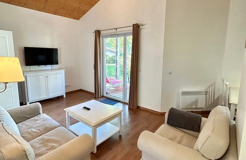 Parentis-en-Born House | Chalet 'Cabane Du Lac' with Shared Pool, Private Terrace and Wi-Fi