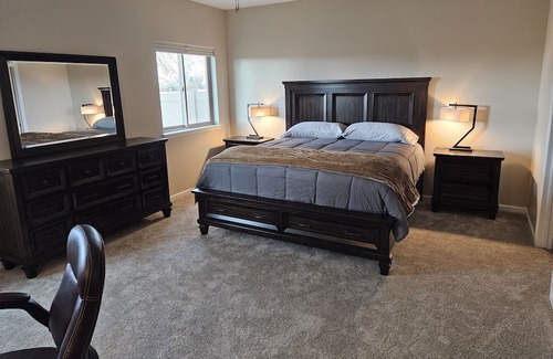 Montrose House | New, high-end home with mountain views. 5-10 mins from all amenities.