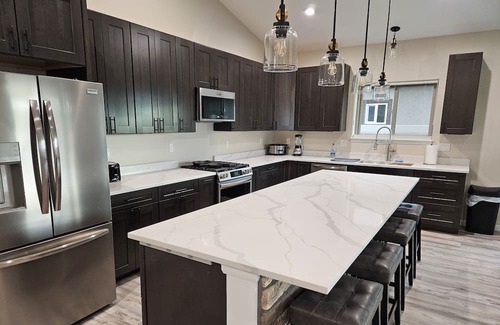 Montrose House | New, high-end home with mountain views. 5-10 mins from all amenities.