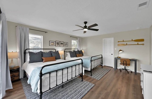 Montgomery House | ★★ LUXE LAKEFRONT RETREAT- 8 Beds - Firepit + Family Friendly! - Boat Launch ★★