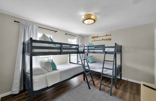 Montgomery House | ★★ LUXE LAKEFRONT RETREAT- 8 Beds - Firepit + Family Friendly! - Boat Launch ★★