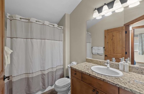 Leavenworth House | Alpine Views, Two Suites Grace Luxury Chalet Townhome in Heart of Leavenworth!