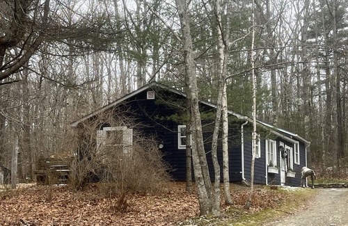 Belfast House | Cozy retreat in the Woods! 10 minutes to Belfast. 1 hour to Acadia. Pets OK.