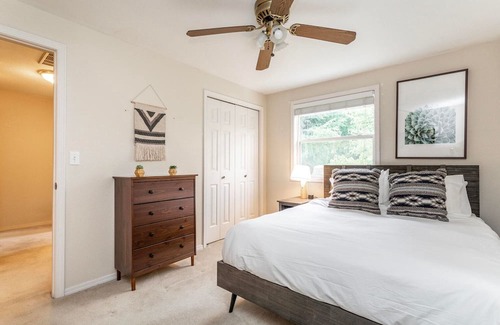 Covington House | Sleek Kent 3BR w/ Patio & Garage, nr Botanical Garden, by Blueground