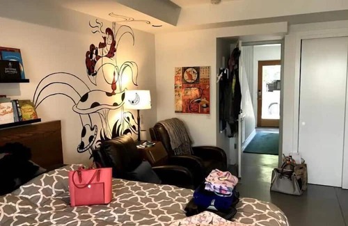 Buckman Neighborhood Apartment | Inner Southeast Relaxing Studio